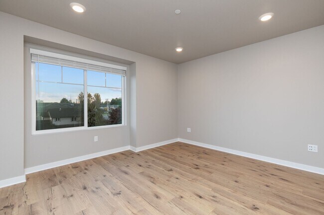 Building Photo - Modern 3 Bedroom Townhome with Designer Finishes in Lynnwood