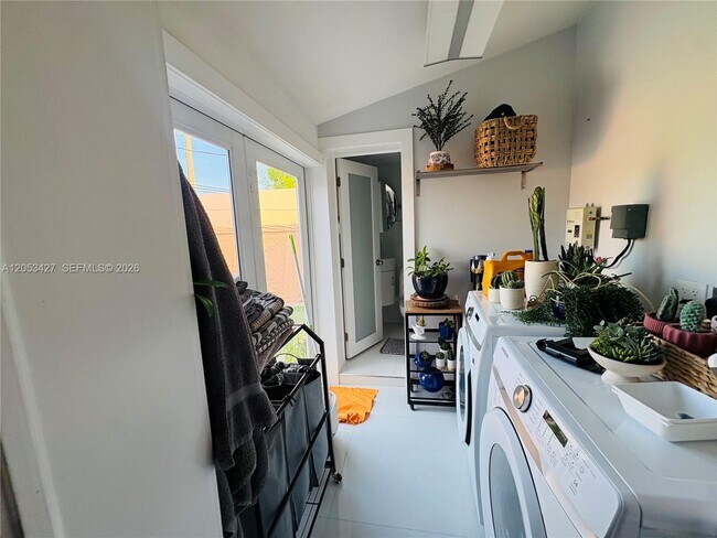 Building Photo - 1701 SW 72nd Ct