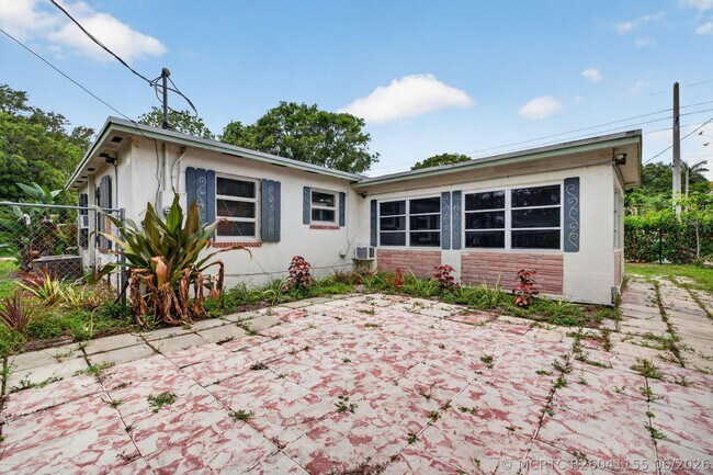 Building Photo - 841 SW 18th Ct