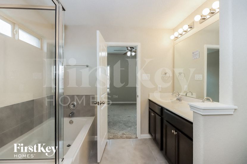 Building Photo - 1409 Woods Lake Ct