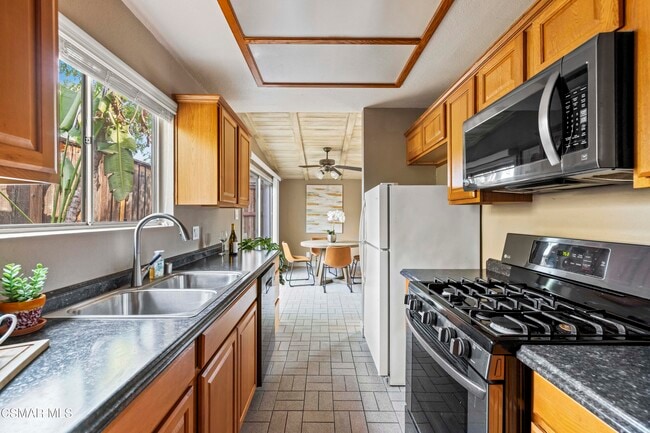 Building Photo - 865 W Hillcrest Dr