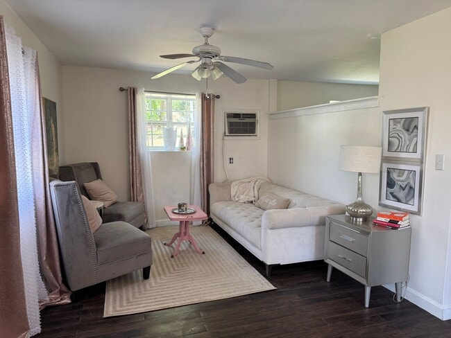 Building Photo - Adorable Garage Apartment Living in the Riverside Community