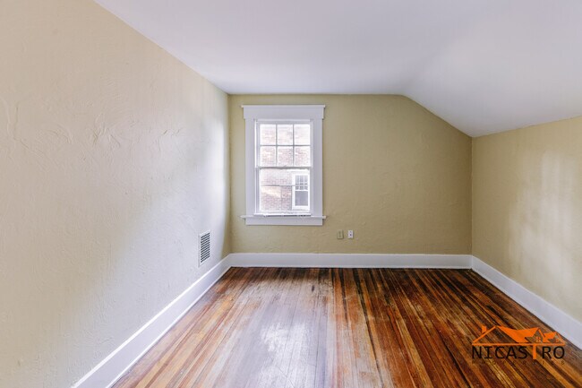 Building Photo - 2097 Summit St