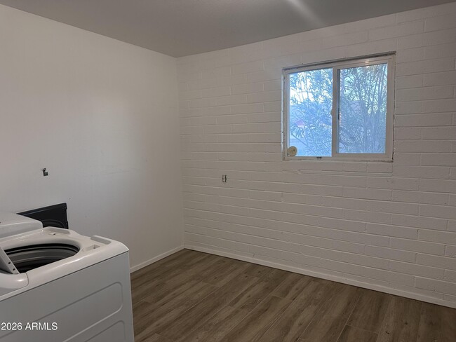 Building Photo - 308 E Ellis Dr