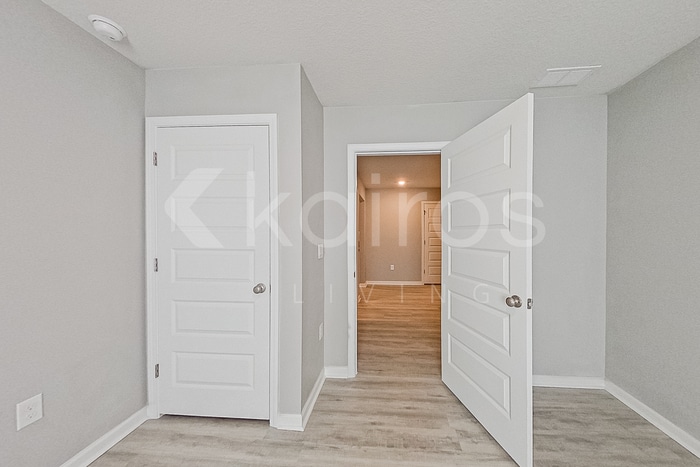 Building Photo - 289 Monarch Ln