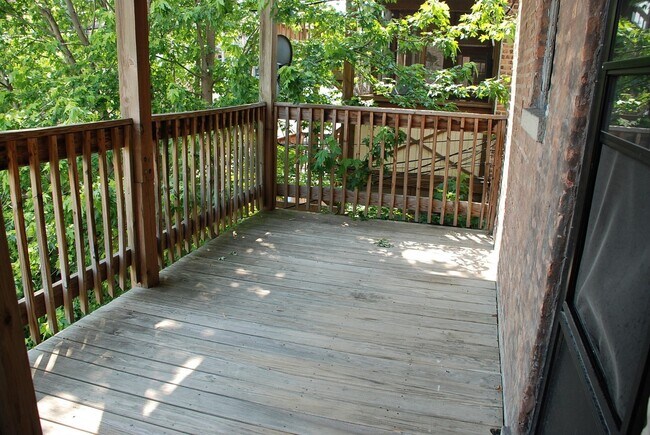 Building Photo - 833 W Wellington Ave