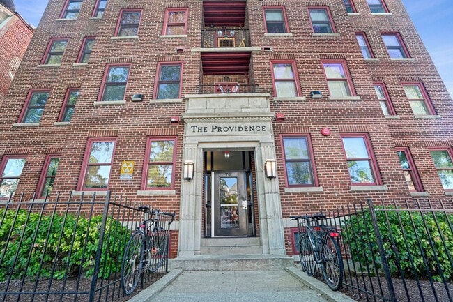 Building Photo - 2 Bedroom Beauty in Bloomingdale! Pets Wel...