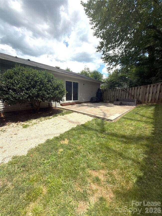 Building Photo - 205 W Nims Ave