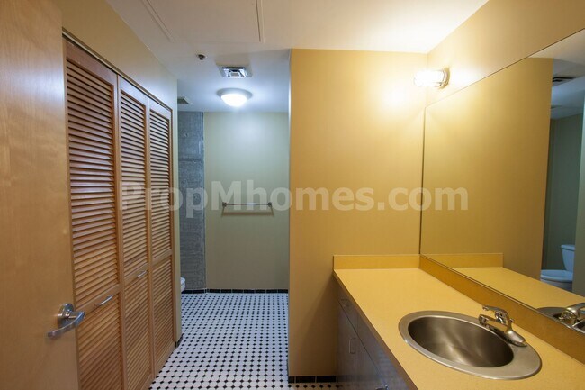 Building Photo - Vibrant One Bedroom Loft w/ City Views In ...