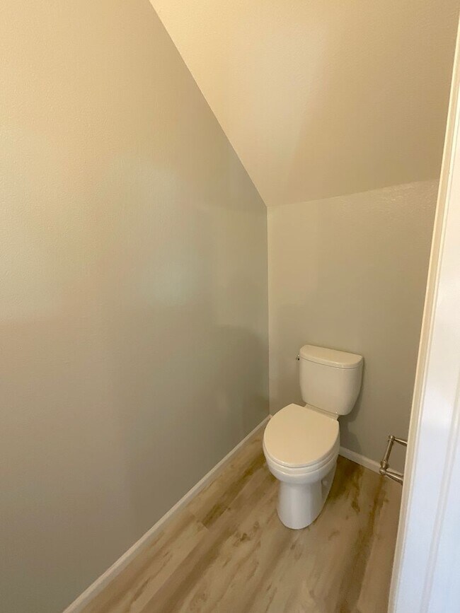 Building Photo - 2 Bedroom Townhome Available Near S Circle...