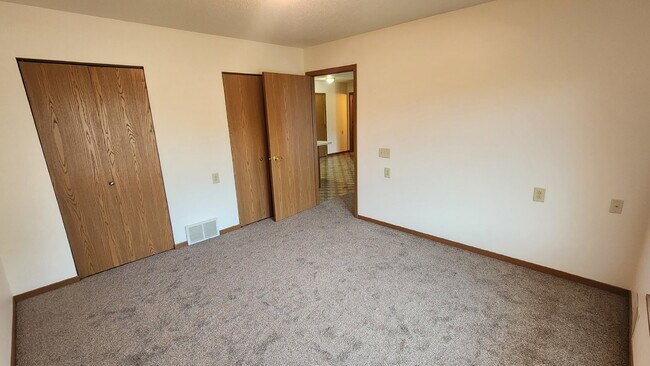 Building Photo - 2 Bedroom, 1.5 Bathroom Spacious End Unit with Garage and Central Air - Available May 1st