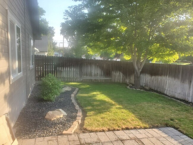 Building Photo - Beautiful 3 bedroom 2 bath home with a great location.