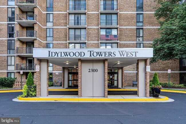 Building Photo - 2300 Pimmit Dr