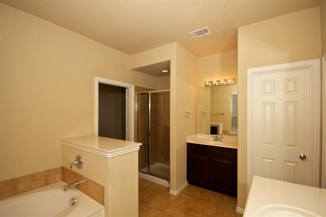 Building Photo - 404 Hummingbird Dr