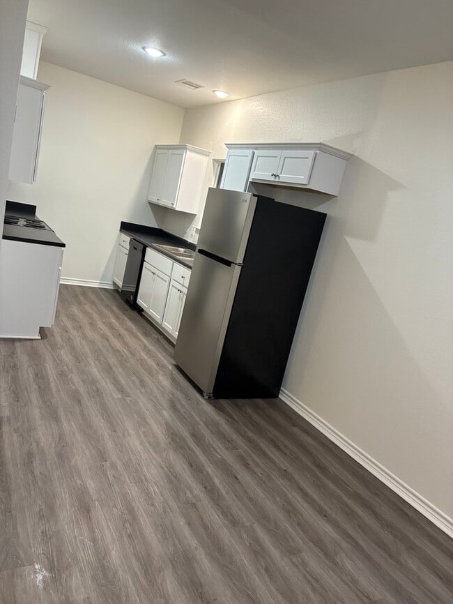 Building Photo - 914 Country Club Dr