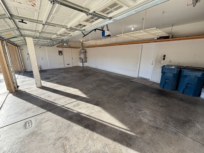 Building Photo - Gorgeous 6Bed/5Bath/4Car, 2-Story Home located in the Mountains Edge