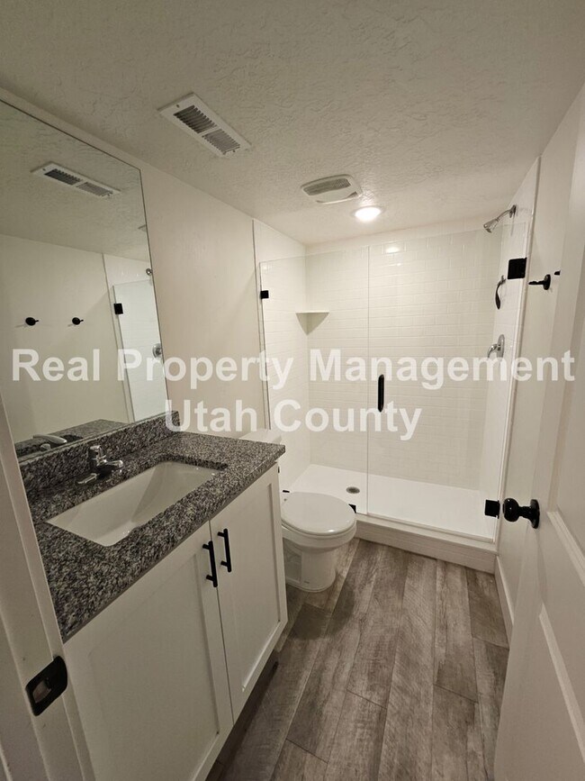 Building Photo - Provo Town home