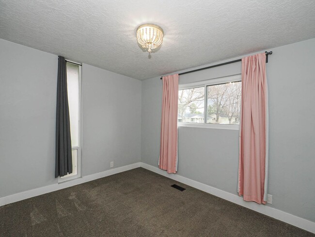 Building Photo - 5 Bedroom, 2.5 Bathrooms Home