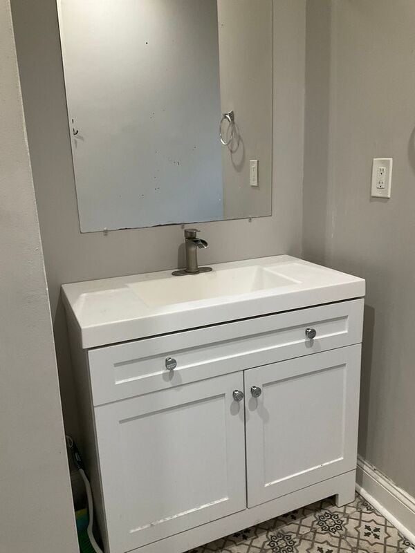 Building Photo - 611 E Mitchell Ave