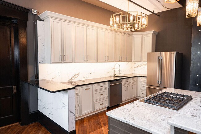 Building Photo - 275 S Limestone