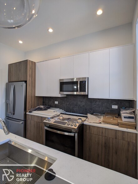 Building Photo - 2121 W Belmont Ave