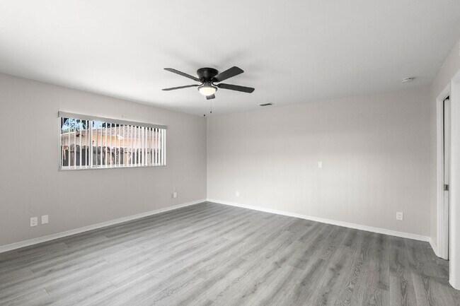 Building Photo - Home For Rent in St Petersburg!