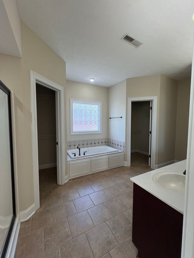 Building Photo - 4 Bdrm, 2 Bath, 2 Car Garage