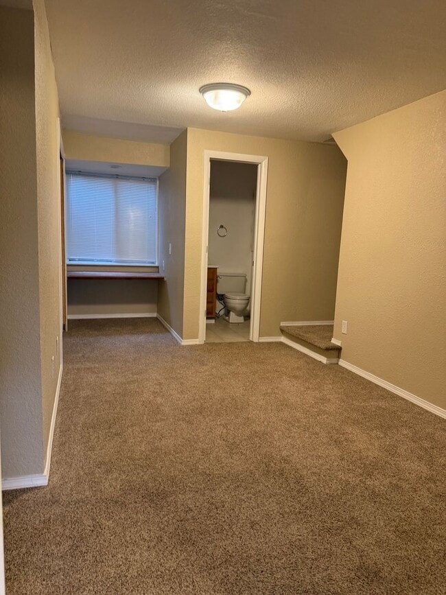Building Photo - 3 bed/2.5 bath townhome available for rent