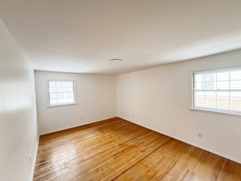 Building Photo - 104 Seminole Way