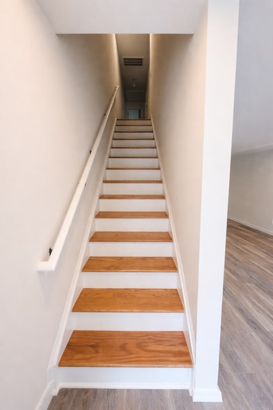 Building Photo - 885 W 25th St