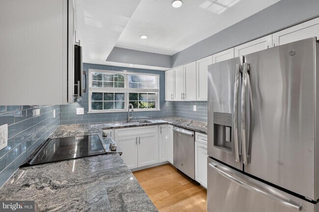 Building Photo - 7742 New Providence Dr