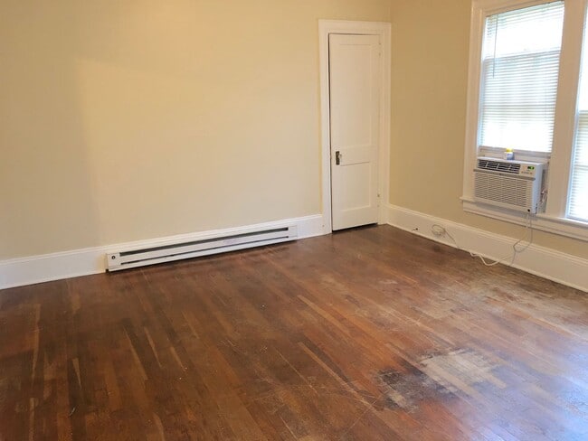 Building Photo - 1 Bedroom in Glenwood Area with Water Included