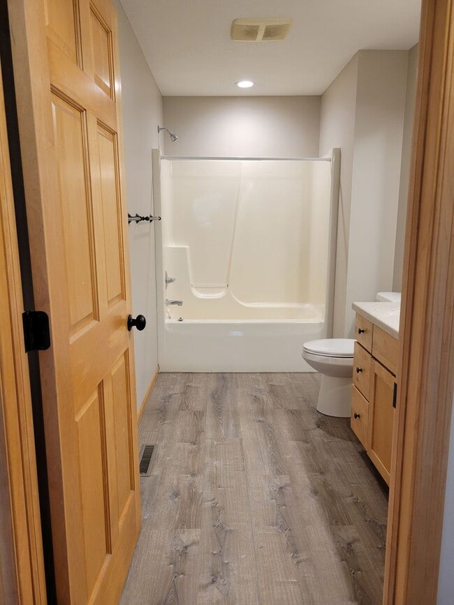 Building Photo - 3 Bedroom Townhouse - Middle Unit