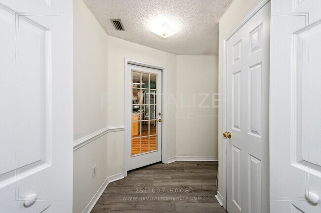 Building Photo - Daphne 3BR/2BA + Bonus Den – Spacious, Stylish & Full of Charm!