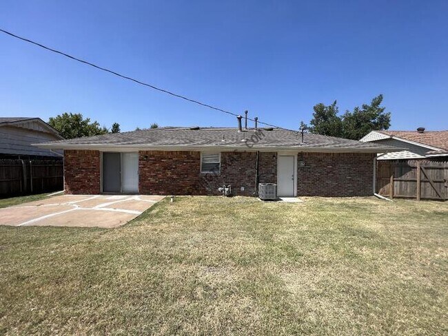 Building Photo - 9412 Northland Rd The Village OK 73120