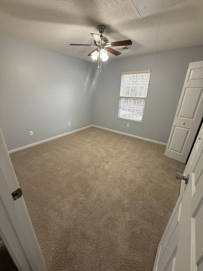 Building Photo - Beautiful 4 Bedroom