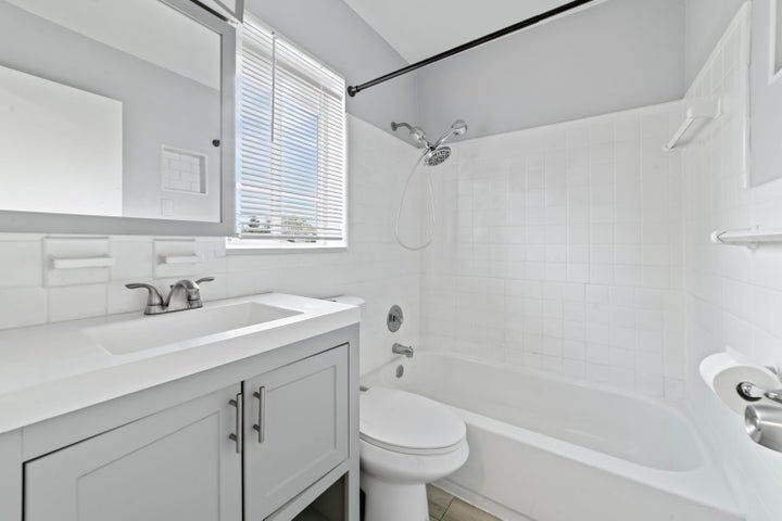 Building Photo - 1801 NE 56th St