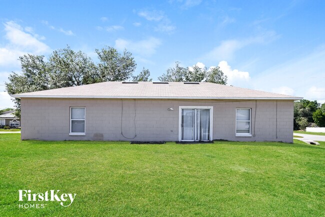 Building Photo - 702 Cotulla Dr