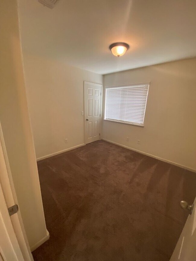 Building Photo - Rare Find in Lincoln!  Spacious 3 Bedroom 2.5 Bath Home Walking Distance to the Park