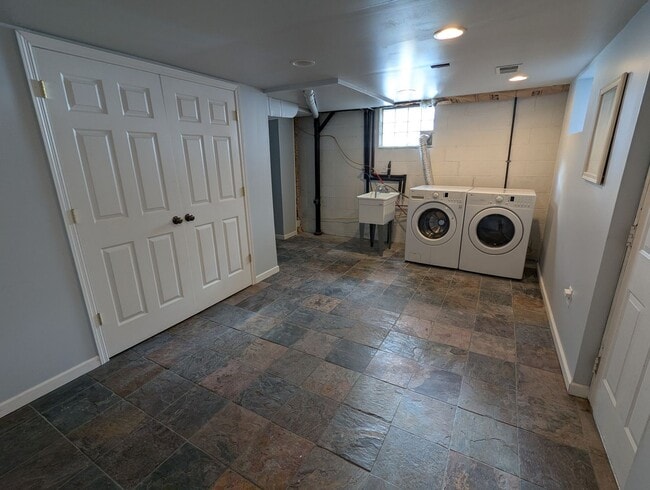 Building Photo - 4 Bedroom, 2 Bathroom Single Family Home (Mt. Washington)