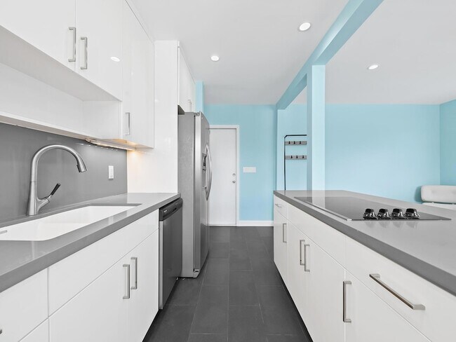 Building Photo - 2591 NE 55th Ct