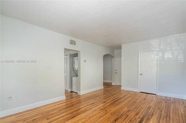 Building Photo - 1011 Bay Dr