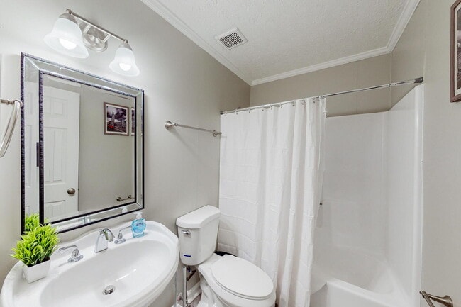Building Photo - Ellenwood House with Dining area. Spacious...