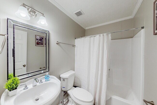 Building Photo - THE LINCOLNDALE | Spacious & comfortable Ellenwood house featuring a dining area designed for con...