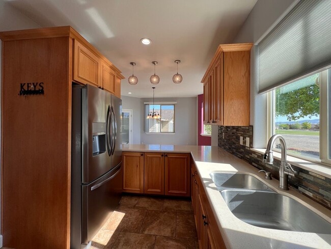 Building Photo - FANTASTIC 2 STORY HOME, 3 bedroom, 2.5 bat...