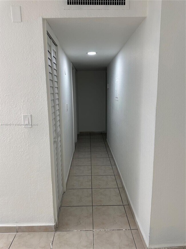 Building Photo - 606 W 81st St