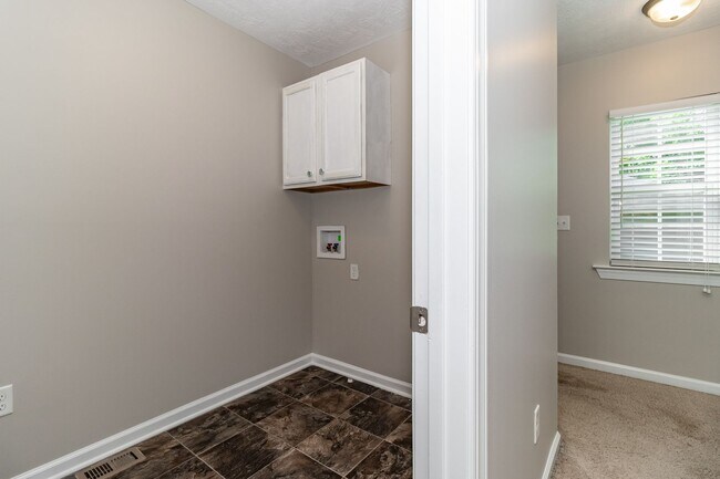 Building Photo - Large 3 bedroom (plus bonus), 2 1/2 bath home in Canterbury Farms!