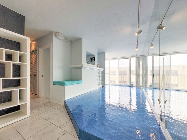 Building Photo - AVAILABLE 11/3/25 1BR / 1Bath / 1Pkg Condo...