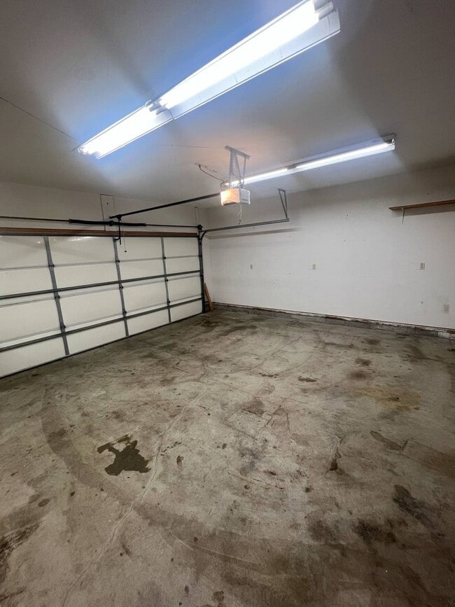 Building Photo - BEAUTIFUL 3 BEDROOM / 2 BATHROOM HOUSE IN ...