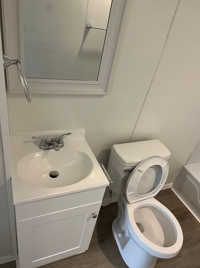 Building Photo - Remodeled 2 Bed 1 Bath House Available 4-15-2024